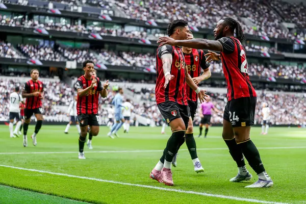 AFC Bournemouth takımından Evanlison, 30 Ağustos 2025 'te Tottenham Hotnemouth' a karşı oynanan Premier Lig maçında takım arkadaşlarıyla yaptığı maçı 0-1 kazanarak kutluyor.