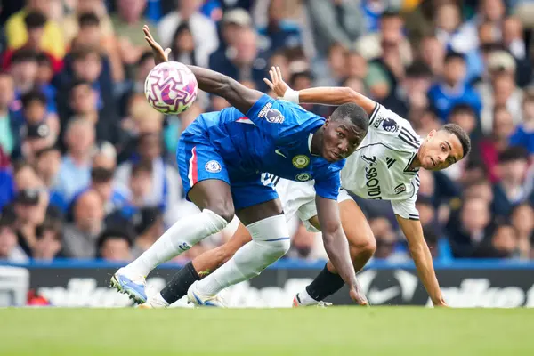 Chelsea 'den Trevoh Chalobah ve Fulham' dan Joshua King Premier Lig karşılaşmasında Chelsea Fulham 'a karşı Stamford Köprüsü, Londra, Birleşik Krallık, 30 Ağustos 2025