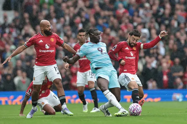 Burnly 'den Lesley Ugochukwu, Manchester United' ın 30 Ağustos 2025 'te Old Trafford, Manchester, İngiltere' de oynadığı Premier League karşılaşmasında Manchester United 'dan Bruno Fernandes' in baskısıyla pas attı.