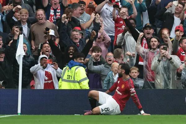 Manchester United takımından Bruno Fernandes 30 Ağustos 2025 'te Old Trafford, Manchester, İngiltere' de oynanan Premier League maçında 3-2 'lik galibiyet golünü kutluyor.