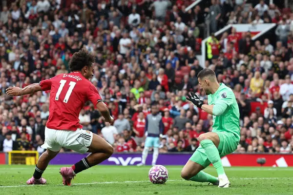 Burnly 'den Martin Dbravka, Manchester United Premier Lig karşılaşmasında Manchester United' ın Old Trafford, Manchester, İngiltere 'de 30 Ağustos 2025' te oynadığı maçta Joshua Zirkzee 'nin baskısını durdurdu.