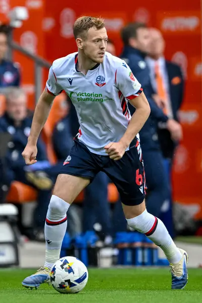 Bolton Wanderers takımından George Johnston 30 Ağustos 2025 'te Bloomfield Road, Blackpool' da Blackpool ve Bolton Wanderers maçında