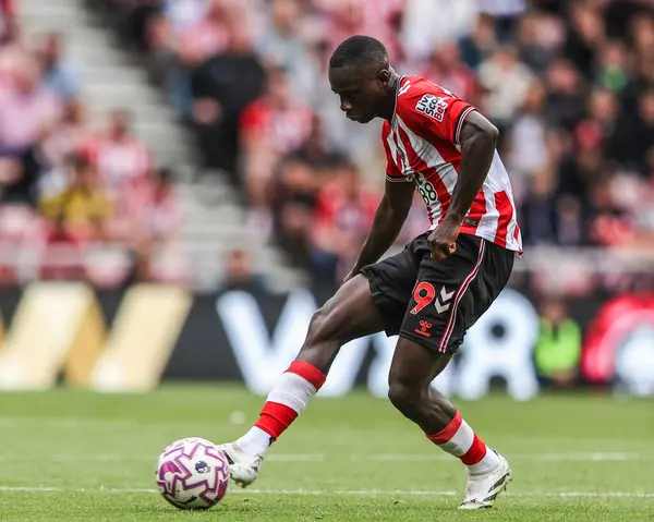 Sunderland 'dan Habib Diarra, 30 Ağustos 2025' te İngiltere 'nin Sunderland kentinde oynanan Premier Lig karşılaşmasında topu Sunderland ve Brentford' a veriyor.