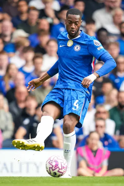 Chelsea 'den Tosin Adarabioyo, 30 Ağustos 2025' te Stamford Bridge, Londra 'da oynanan Premier League karşılaşmasında pas attı.