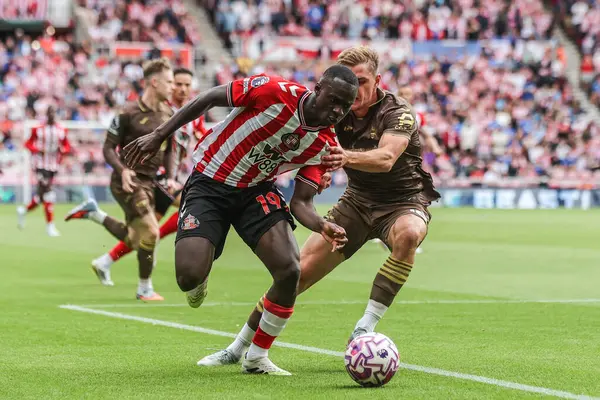 Sunderland 'dan Habib Diarra ve Brentford' dan Yehor Yarmolyuk, 30 Ağustos 2025 'te İngiltere' nin Sunderland-Brentford Stadyumu 'nda oynanan Premier League karşılaşmasında top için mücadele ettiler.
