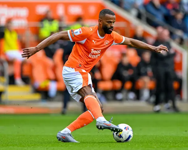 Blackpool takımından Michael Ihiekwe, 30 Ağustos 2025 'te Bloomfield Road, Blackpool' da Blackpool - Bolton Wanderers maçında