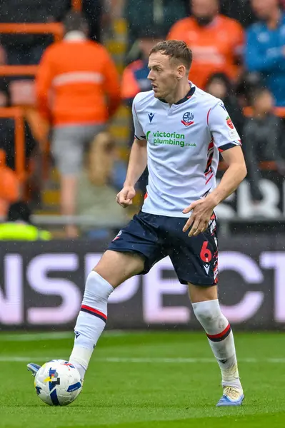 Bolton Wanderers takımından Xavier Simons 30 Ağustos 2025 'te Bloomfield Road, Blackpool' da Blackpool ve Bolton Wanderers maçında