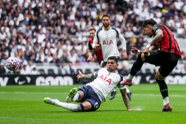 AFC Bournemouth takımından Evanlison Premier Lig maçında Tottenham Hotspur 'a karşı Bournemouth Tottenham Hotspur Stadyumu, Londra, İngiltere' de 30 Ağustos 2025 'te oynanan maçta 0-1 berabere kaldı.