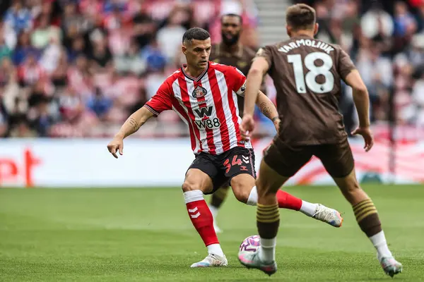 Brentford 'dan Mikkel Damsgaard, Premier League karşılaşmasında Brentford' lu Yehor Yarmolyuk 'un baskısıyla topu geçti. Sunderland, Brentford' a karşı Stadyumu, Sunderland, Birleşik Krallık, 30 Ağustos 2025