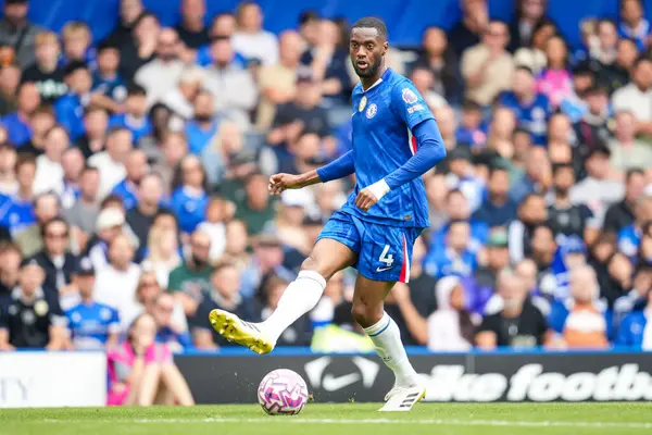 Chelsea 'den Tosin Adarabioyo, 30 Ağustos 2025' te Stamford Bridge, Londra 'da oynanan Premier League karşılaşmasında pas attı.