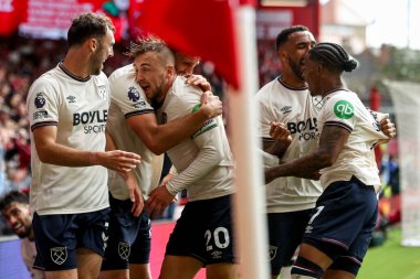 West Ham United takımından Jarrod Bowen, 31 Ağustos 2025 'te Nottingham City Ground, Nottingham, Birleşik Krallık' ta oynanan Premier League maçında takım arkadaşlarıyla 0-1 'lik galibiyetini kutluyor.