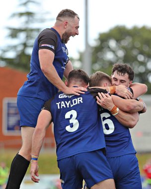 Kuzey Galler Haçlıları 'ndan Toby Hughes, 31 Ağustos 2025' te İngiltere 'deki Stadyum CSM, Colwyn Körfezi' nde oynanan Kuzey Galler Haçlıları - Keighley Cougars maçında denemesini kutluyor.