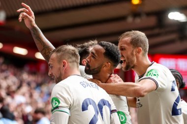 West Ham United takımından Callum Wilson, İngiltere 'nin Nottingham City Ground kentinde oynanan Premier League maçı Nottingham Forest-West Ham United maçında takım arkadaşlarıyla 0-3' lük galibiyetini kutluyor.