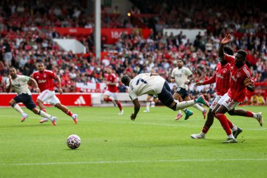 West Ham United takımından Crysencio Summerville, Nottingham Forest 'a karşı oynadığı Premier League maçı sırasında Nottingham Ormanı' ndan İbrahim Sangare 'ye meydan okudu.