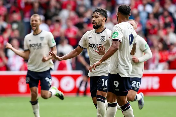West Ham United takımından Lucas Paqueta, İngiltere 'nin Nottingham şehrinde oynanan Premier League maçı Nottingham Forest-West Ham United maçında 0-2' lik galibiyetini kutluyor.