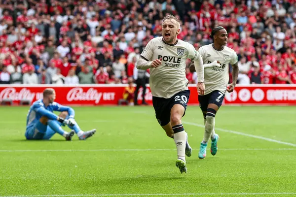 West Ham United takımından Jarrod Bowen, İngiltere 'nin Nottingham şehrinde oynanan Premier League maçı Nottingham Forest-West Ham United maçında 0-1 kazanma golünü kutluyor.