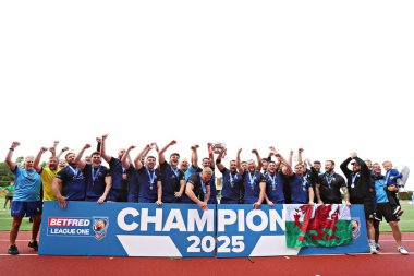 Kuzey Galler Haçlıları, 31 Ağustos 2025 'te Stadiwm CSM, Colwyn Bay, İngiltere' de oynanan North Wales Crusaders - Keighley Cougars maçından sonra Betfred League One Trophy 'yi kaldırdı.