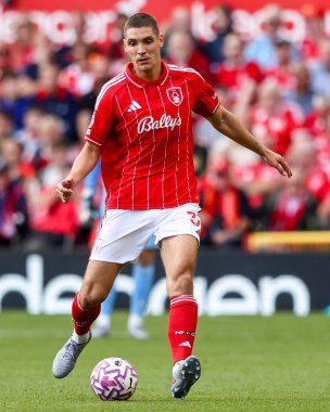 Nottingham Ormanı 'ndan Nikola Milenkoviç, İngiltere' nin Nottingham şehrinde oynanan Premier League maçında Nottingham Forest 'a karşı West Ham United maçında pas attı.