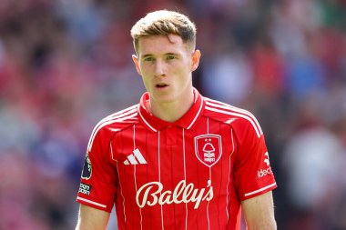 Nottingham Ormanı 'ndan Elliot Anderson, İngiltere' nin Nottingham City Ground kentinde oynanan Premier Lig maçında Nottingham Forest 'a karşı West Ham United maçını izliyor.