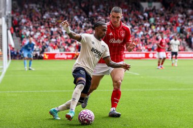West Ham United takımından Crysencio Summerville, Nottingham Forest - West Ham United maçı sırasında Nottingham Ormanı 'ndan Nikola Milenkoviç' in baskısı altında.