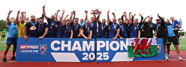 Kuzey Galler Haçlıları, 31 Ağustos 2025 'te Stadiwm CSM, Colwyn Bay, İngiltere' de oynanan North Wales Crusaders - Keighley Cougars maçından sonra Betfred League One Trophy 'yi kaldırdı.