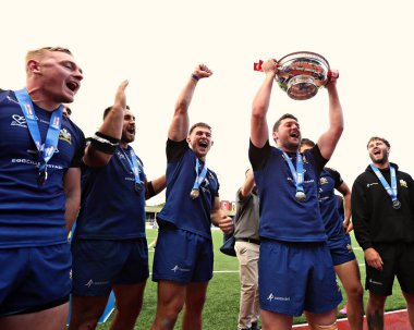 Kuzey Galler Haçlıları, 31 Ağustos 2025 'te Stadiwm CSM, Colwyn Bay, İngiltere' de oynanan North Wales Crusaders - Keighley Cougars maçından sonra Betfred League One Trophy 'yi kaldırdı.