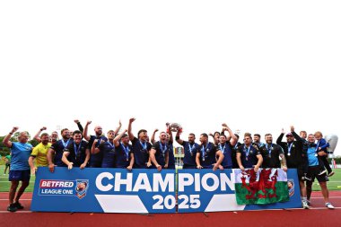 Kuzey Galler Haçlıları, 31 Ağustos 2025 'te Stadiwm CSM, Colwyn Bay, İngiltere' de oynanan North Wales Crusaders - Keighley Cougars maçından sonra Betfred League One Trophy 'yi kaldırdı.