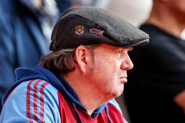Bir West Ham United taraftarı Premier Lig maçı sırasında Nottingham Forest, West Ham United 'a karşı City Ground, Nottingham, İngiltere' de 31 Ağustos 2025 'te seyrediyor.