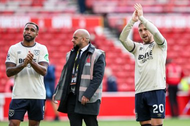 West Ham United takımından Callum Wilson ve Jarrod Bowen, İngiltere 'nin Nottingham şehrinde oynanan Premier League maçında Nottingham Forest' a karşı West Ham United maçının taraftarlarını tanıdılar.