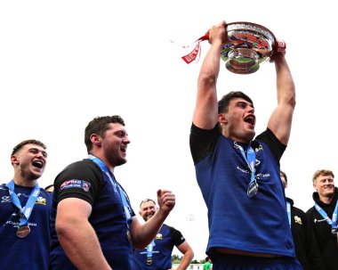 Kuzey Galler Haçlıları, 31 Ağustos 2025 'te Stadiwm CSM, Colwyn Bay, İngiltere' de oynanan North Wales Crusaders - Keighley Cougars maçından sonra Betfred League One Trophy 'yi kaldırdı.