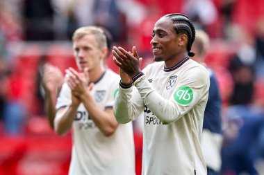 West Ham United takımından Kyle Walker-Peters İngiltere 'nin Nottingham City Ground kentinde oynanan Premier League maçı sonrasında taraftarlarını kabul etti.