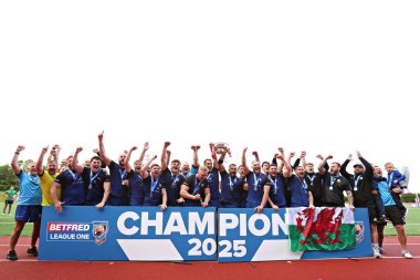 Kuzey Galler Haçlıları, 31 Ağustos 2025 'te Stadiwm CSM, Colwyn Bay, İngiltere' de oynanan North Wales Crusaders - Keighley Cougars maçından sonra Betfred League One Trophy 'yi kaldırdı.