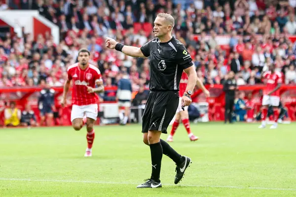 Hakem Craig Pawson Premier Lig maçı sırasında Nottingham Forest, West Ham United 'a karşı City Ground, Nottingham, İngiltere' de 31 Ağustos 2025 'te maç yaptı.