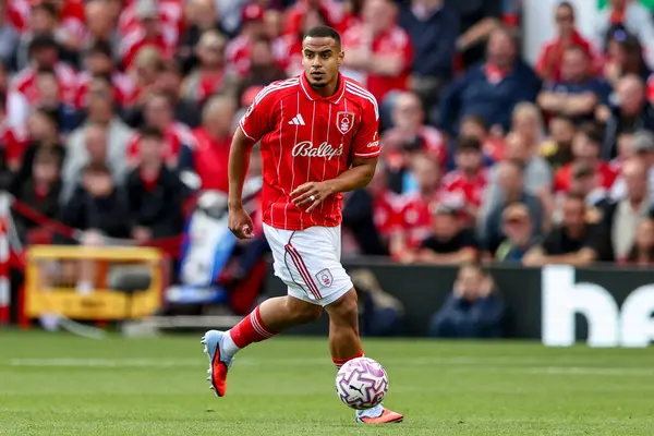 Nottingham Ormanı 'ndan Murillo, İngiltere' nin Nottingham şehrinde oynanan Premier League maçında Nottingham Forest 'a karşı West Ham United maçında topla koşuyor.