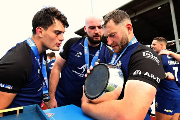 Kuzey Galler Haçlıları 'ndan Lloyd Roby ve Kuzey Galler Haçlıları' ndan Jack Houghton 31 Ağustos 2025 'te Stadiwm CSM, Colwyn Bay, İngiltere' de North Wales Crusaders - Keighley Cougars maçından sonra oynadılar.