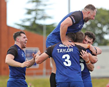 Kuzey Galler Haçlıları 'ndan Toby Hughes, 31 Ağustos 2025' te İngiltere 'deki Stadyum CSM, Colwyn Körfezi' nde oynanan Kuzey Galler Haçlıları - Keighley Cougars maçında denemesini kutluyor.