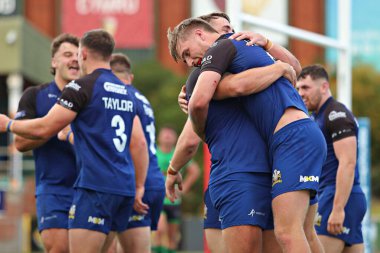 Kuzey Galler Haçlıları 'ndan Toby Hughes, 31 Ağustos 2025' te İngiltere 'deki Stadyum CSM, Colwyn Körfezi' nde oynanan Kuzey Galler Haçlıları - Keighley Cougars maçında denemesini kutluyor.