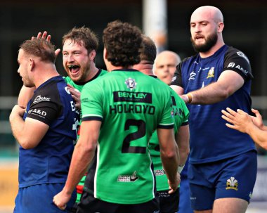 Keighley Cougars 'dan Dan Parker, 1. Betfred Ligi karşılaşmasında Kuzey Galler Haçlı Seferleri' nden Josh Eaves ile Stadiwm CSM, Colwyn Bay, Birleşik Krallık 'ta 31 Ağustos 2025' te karşı karşıya geldi.