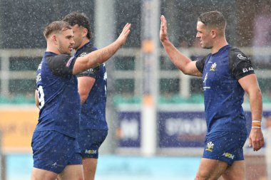 Kuzey Galler Haçlıları 'ndan Josh Eaves ve Kuzey Galler Haçlıları' ndan Jordy Gibson 31 Ağustos 2025 'te Stadiwm CSM, Colwyn Bay, İngiltere' de North Wales Crusaders - Keighley Cougars maçında oynadılar.