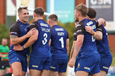 Kuzey Galler Haçlıları 'ndan Toby Hughes, 31 Ağustos 2025' te İngiltere 'deki Stadyum CSM, Colwyn Körfezi' nde oynanan Kuzey Galler Haçlıları - Keighley Cougars maçında denemesini kutluyor.