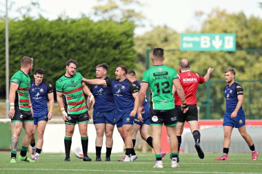 Kuzey Galler Haçlıları 'ndan Josh Eaves, 1. Betfred Ligi maçı sırasında Keighley Cougars' tan Dan Parker 'la Stadiwm CSM, Colwyn Bay, Birleşik Krallık, 31 Ağustos 2025' te North Wales Crusaders - Keighley Cougars maçında alay ediyor.