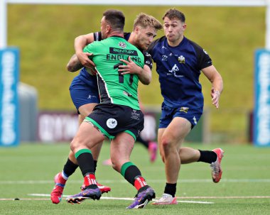 Kuzey Galler Haçlıları 'ndan Toby Hughes, Keighley Cougars' dan Brad England 'ı 31 Ağustos 2025' te Stadiwm CSM, Colwyn Bay, İngiltere 'de North Wales Crusaders - Keighley Cougars maçında yendi.