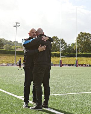 Alan Kilshaw, Keighley Cougars 'ın baş antrenörü ve Carl Forster, Betfred League 1 maçından sonra North Wales Crusaders, Keighley Cougars' a karşı Stadiwm CSM, Colwyn Bay, İngiltere, 31 Ağustos 2025
