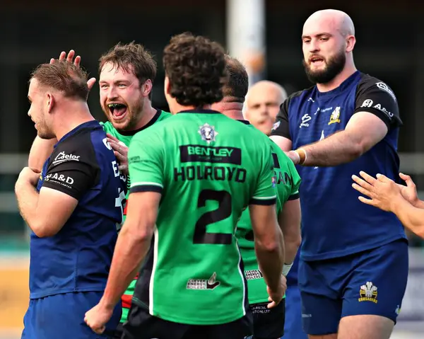 Keighley Cougars 'dan Dan Parker, 1. Betfred Ligi karşılaşmasında Kuzey Galler Haçlı Seferleri' nden Josh Eaves ile Stadiwm CSM, Colwyn Bay, Birleşik Krallık 'ta 31 Ağustos 2025' te karşı karşıya geldi.