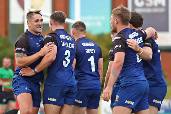 Kuzey Galler Haçlıları 'ndan Toby Hughes, 31 Ağustos 2025' te İngiltere 'deki Stadyum CSM, Colwyn Körfezi' nde oynanan Kuzey Galler Haçlıları - Keighley Cougars maçında denemesini kutluyor.