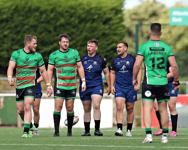 Kuzey Galler Haçlıları 'ndan Shaun Costello, 1. Betfred Ligi maçı sırasında Keighley Cougars takımından Dan Parker' a karşı Stadiwm CSM, Colwyn Bay, İngiltere 'de North Wales Cougars maçında sataşıyor.