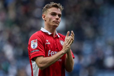 Bristol City 'den Scott Twine, 27 Eylül 2025' te İngiltere 'nin Deepdale kentinde oynanan Sky Bet Şampiyonası maçından sonra 0-0 berabere kalan taraftarları alkışladı. 