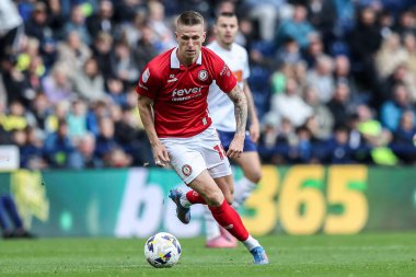 Bristol City 'den Emil Riis Jakobsen 27 Eylül 2025' te İngiltere 'nin Deepdale kentinde oynanan Gökyüzü İddia Şampiyonası maçında topla top sürüyor. 