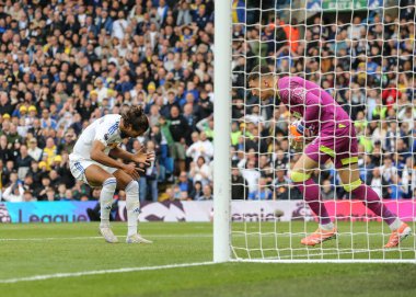 Leeds United takımından Dominic Calvert-Lewin, 27 Eylül 2025 'te İngiltere' nin Elland Road kentinde oynanan Premier League karşılaşmasında kaçırılan şansa tepki gösterdi. 