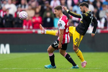 Manchester United 'dan Bruno Fernandes ve Brentford' dan Yehor Yarmolyuk Premier League maçı sırasında Brentford Manchester United 'a karşı Gtech Community Stadyumu, Londra, Birleşik Krallık, 27 Eylül 2025 